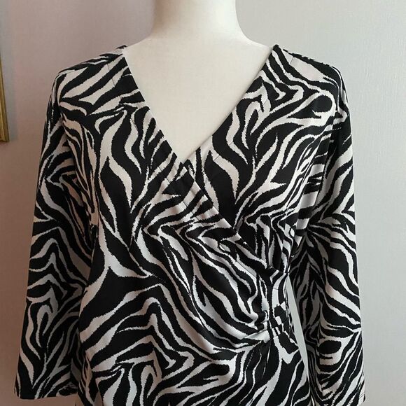 Peck & Peck Black White Ruched V-Neck Top | Slip-On Style | Approx Sz M - Picture 2 of 11